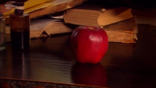 Рисунок Книги и яблоко